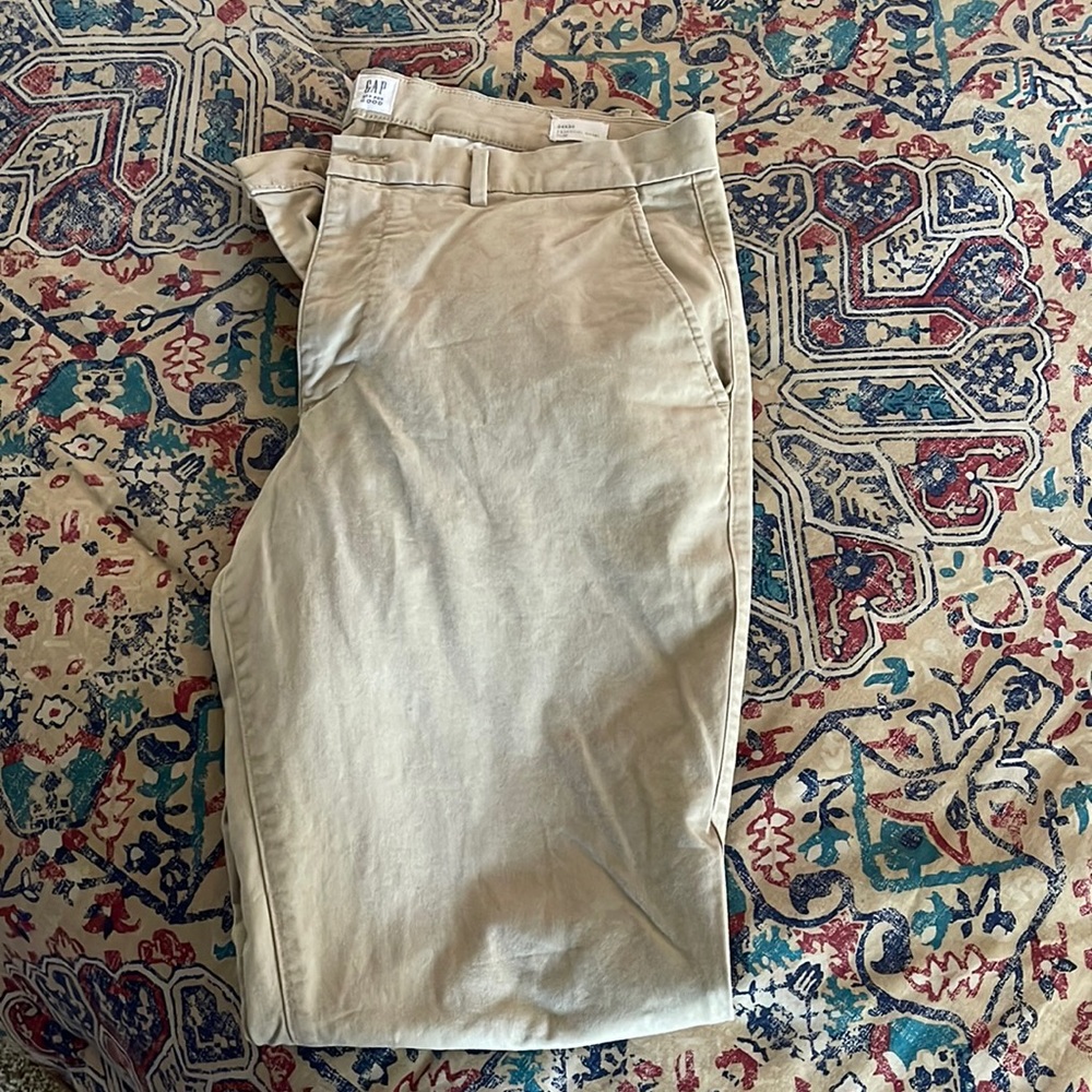 EUC Gap men’s essential khaki slim pants size 34x30
